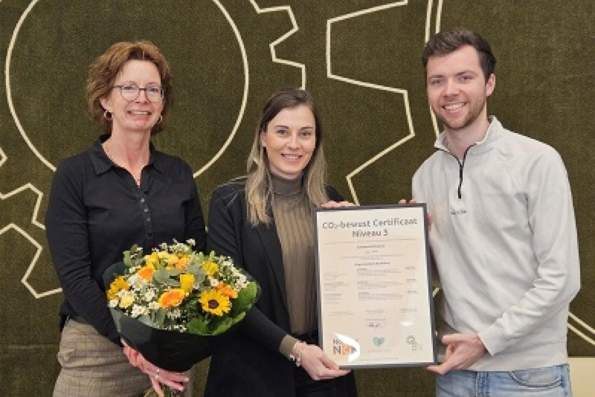 Wethouder Joyce Zwaga-Komen en beleidsmedewerker Duurzaamheid & Energie Simon van der Velden nemen het certificaat van Duiven in ontvangst